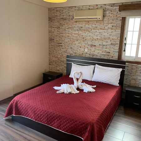 Kika Court 2 Apartman Paralímni Kültér fotó