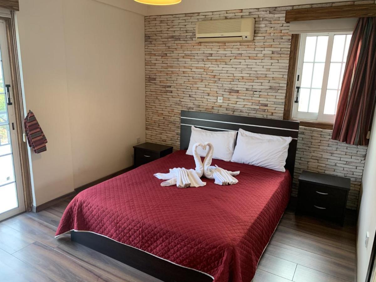 Kika Court 2 Apartman Paralímni Kültér fotó